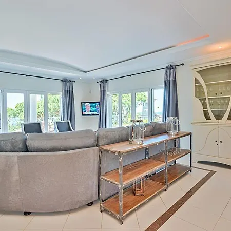 Sleeps 8 Pool Air Con Wifi