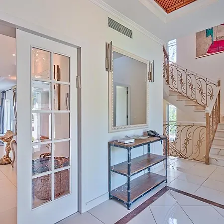 Sleeps 8 Pool Air Con Wifi Villa